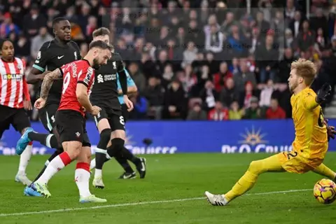 روبرتسون تسبب في ركلة جزاء.. أرمسترونج يسجل هدف التعادل لساوثامبتون أمام ليفربول